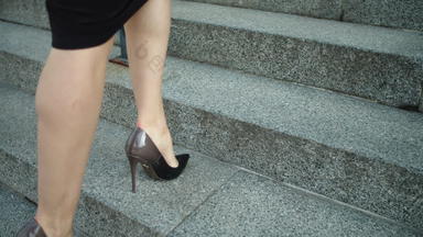 特写镜头女人腿走楼上街女人走黑色的鞋子